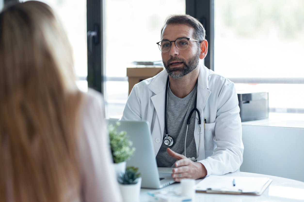 Médecin en consultation avec une patiente